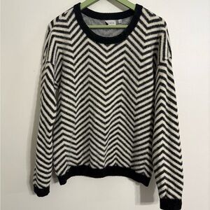 Cyrus black and white fuzzy chevron knit pullover sweater Size Medium